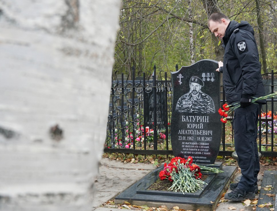 Сотрудники и ветераны архангельского СОБРа Росгвардии почтили память погибшего товарища